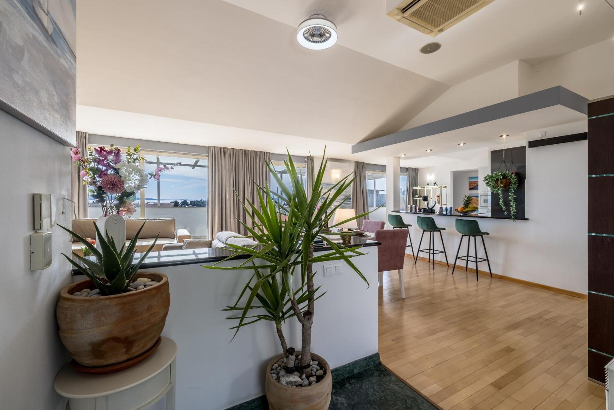 Urban Utopia Penthouse With Private Parking Split Exterior foto